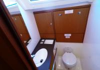 bateau à voile bavaria 46 cruiser voilier intérieur toilettes avant cabine
